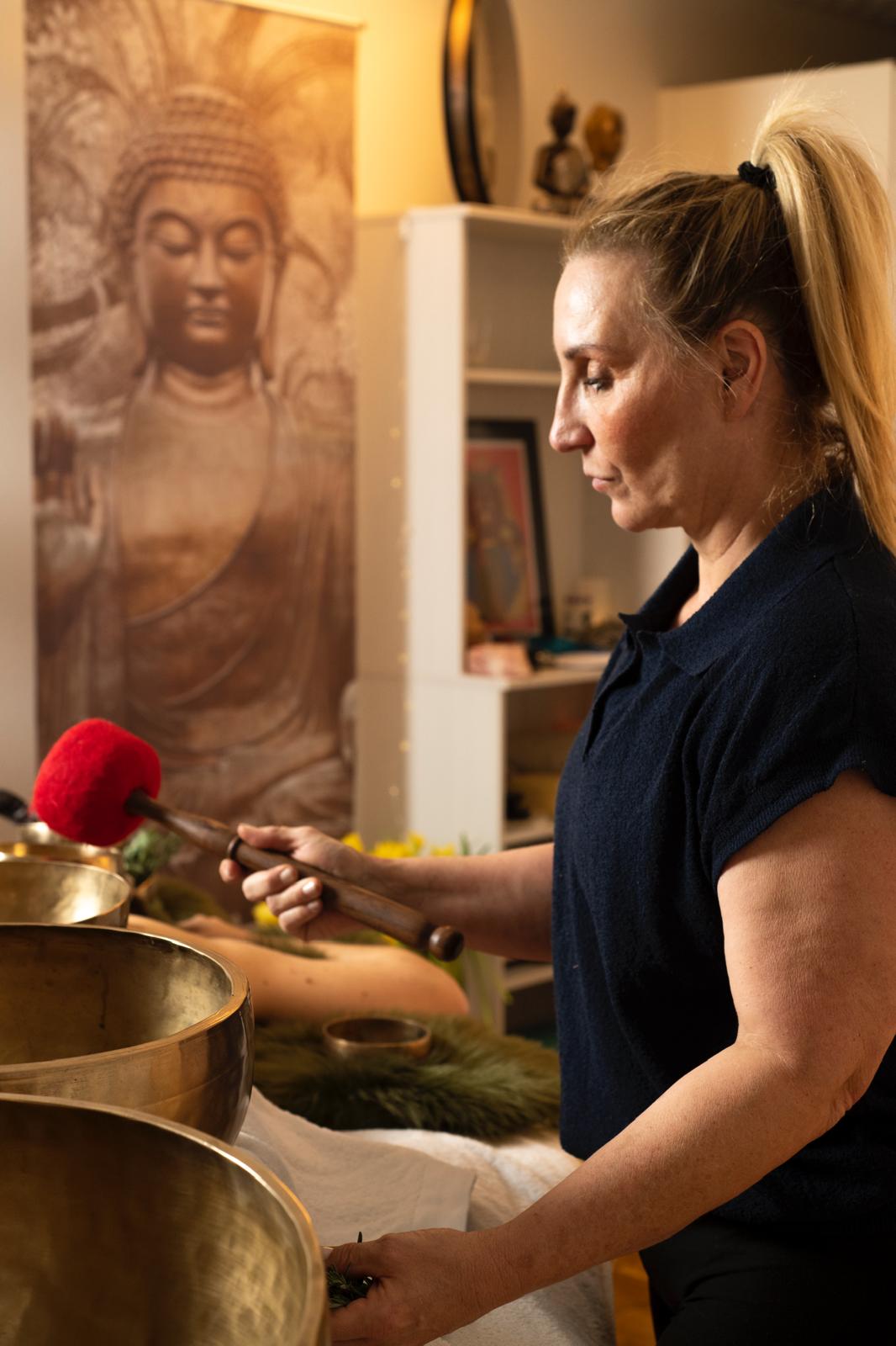 Sonia en séance de soins énergétiques